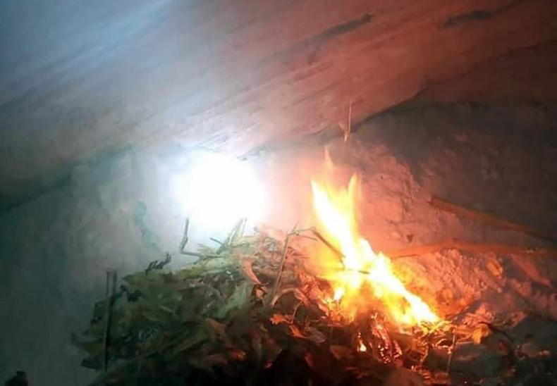 Detalhe de fogueira feita em curso da escola onde ocorreu a tragédia(foto: Redes Sociais) Detalhe de uma fogueira no interior da caverna por escola onde morreram nove soterrados em gruta de altinópolis