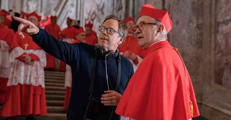 O diretor Fernando Meirelles durante as filmagens de Dois papas, produo da Netflix que mostra o dilogo entre Bento XVI e Francisco, nos bastidores do Vaticano(foto: Netflix/Divulgao)