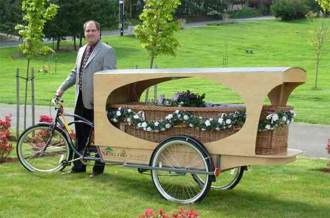 Transporte funerrio a bordo da bicicleta inclui caixo confeccionado em bambu(foto: Sunset Hills Cemetery/Divulgao)