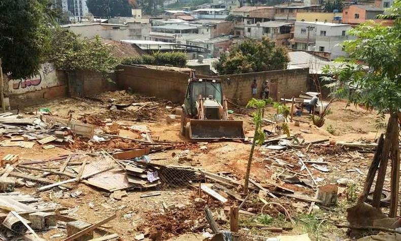 Trator usado na demolio das estruturas(foto: Paulo Filgueiras/EM/DA Press)