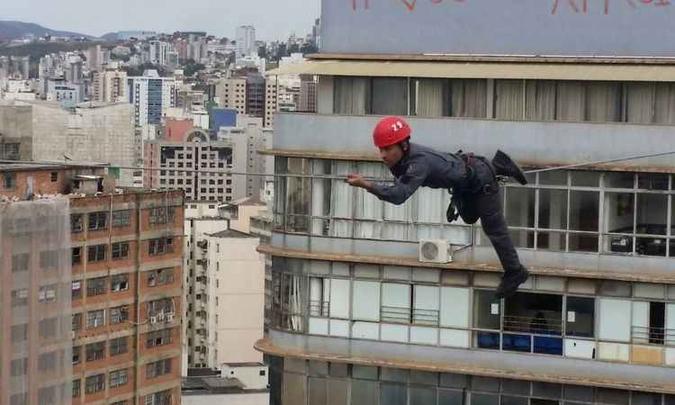 Soldado faz a travessia entre os edifícios preso a um cabo erguido a 90 metros de altura(foto: Paulo Filgueiras/EM/D.A PRESS) Soldado faz a travessia entre os edifícios preso a um cabo erguido a 90 metros de altura(foto: Paulo Filgueiras/EM/D.A PRESS)