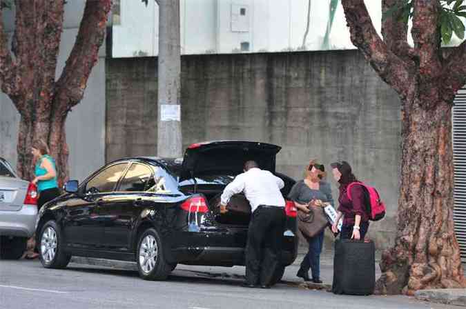 Passageiros desembarcam de carro Uber na capital: no ano-novo, usurios relatam que pagaram R$ 325 para rodar 20 quilmetros(foto: Alexandre Guzanshe/EM/D.A PRESS )