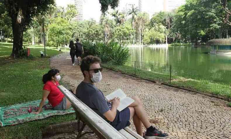 Casal de namorados Thomas Lopes e Bianca Ribeiro lendo no Parque Municipal 