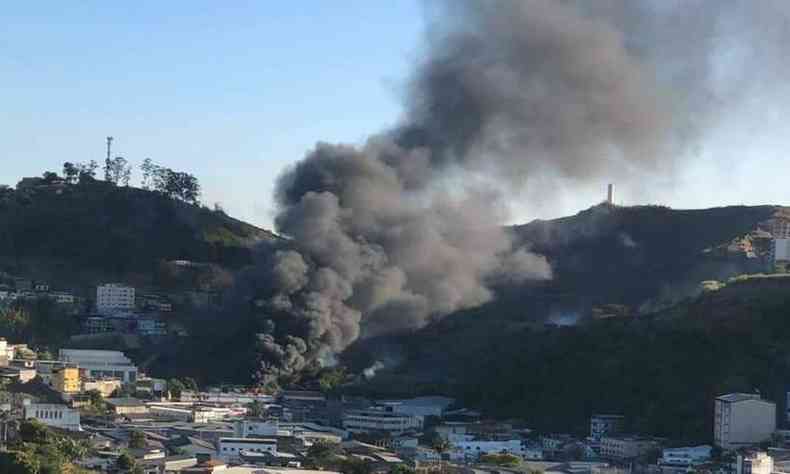 Incndio atingiu antiga garagem de empresa de nibus neste sbado, em Juiz de Fora(foto: Divulgao/Corpo de Bombeiros)