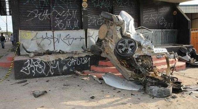 O carro ficou destruído depois de bater em um estabelecimento às margens da via(foto: Paulo Filgueiras/EM/D.A.Press) O carro ficou destruído depois de bater em um estabelecimento às margens da via(foto: Paulo Filgueiras/EM/D.A.Press)