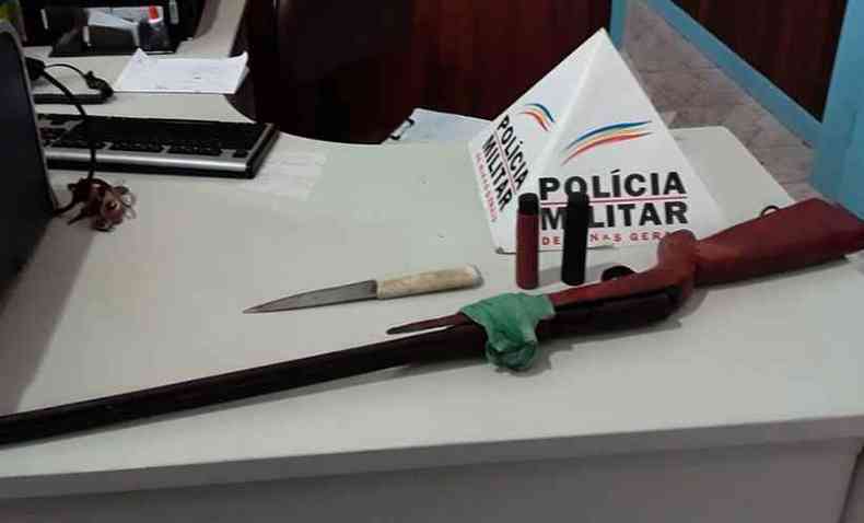 Na casa do homem acusado de assassinato, a PM encontrou uma espingarda e a faca que ele teria usado no crime(foto: Divulgao/Polcia Militar )