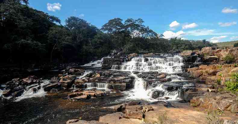 Pelo calendário de Santana do Riacho, atrativos turísticos, como cachoeiras, só começam a reabrir em setembro