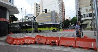 2 - Avenida Paraná com Rua dos Tamoios, no Centro de BH As pistas de concreto do Move estão funcionando perfeitamente, mas as caixas de plástico da sinalização colocadas em março criam um contraste com a parte que foi revitalizada. Elas separam espaços para os pedestres, mas também causam confusão e desarranjo estético para a nova avenida. Resposta da BHTrans: os delimitadores foram instalados para alertar os motoristas até que eles se adaptem às mudanças feitas no local.(foto: Gladyston Rodrigues/EM/D.A Press) 2 - Avenida Paraná com Rua dos Tamoios, no Centro de BH As pistas de concreto do Move estão funcionando perfeitamente, mas as caixas de plástico da sinalização colocadas em março criam um contraste com a parte que foi revitalizada. Elas separam espaços para os pedestres, mas também causam confusão e desarranjo estético para a nova avenida. Resposta da BHTrans: os delimitadores foram instalados para alertar os motoristas até que eles se adaptem às mudanças feitas no local.(foto: Gladyston Rodrigues/EM/D.A Press)