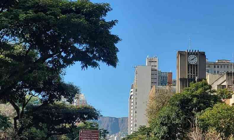 Cu azul com copa de rvore do lado esquerdo, e relgio da Prefeitura de Belo Horizonte no canto direito