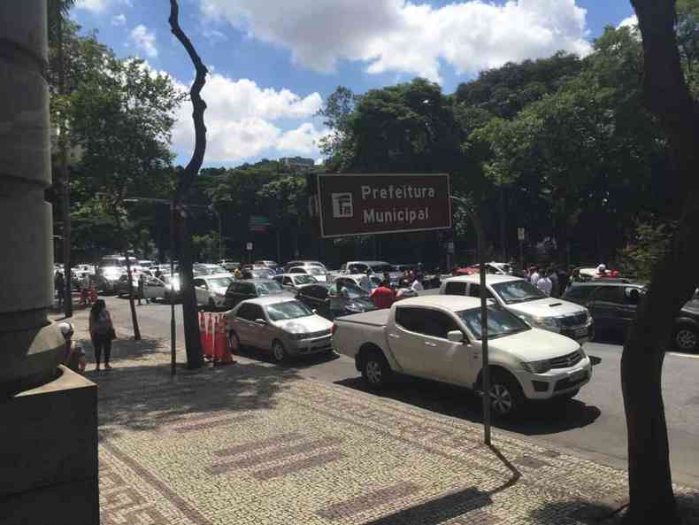 Trnsito tambm ficou confuso na porta da Prefeitura de Belo Horizonte, no centro(foto: Edsio Ferreira/EM/DA Press)