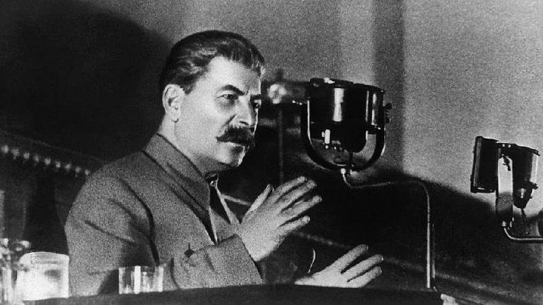 O lder sovitico Joseph Stalin discursa no Congresso da Unio Sovitica