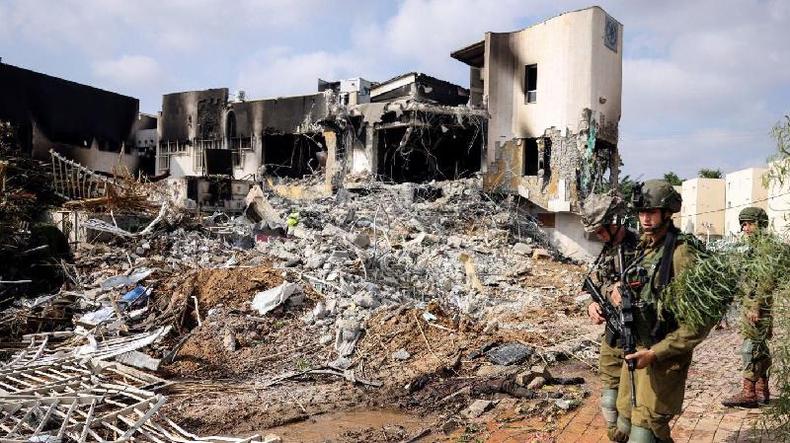 Soldados israelenses patrulham o lado de fora de uma delegacia de polcia que foi palco de uma batalha aps uma infiltrao em massa de homens armados do Hamas vindos da Faixa de Gaza, em Sderot