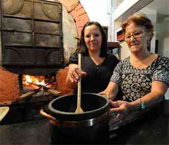 Eliane Martins Mota e a me, Elice Gomes Martins, de 73 anos, chamada carinhosamente de dona Nicinha, so quituteiras de mos cheias(foto: Beto Novaes/EM/D.A Press. Brasil)