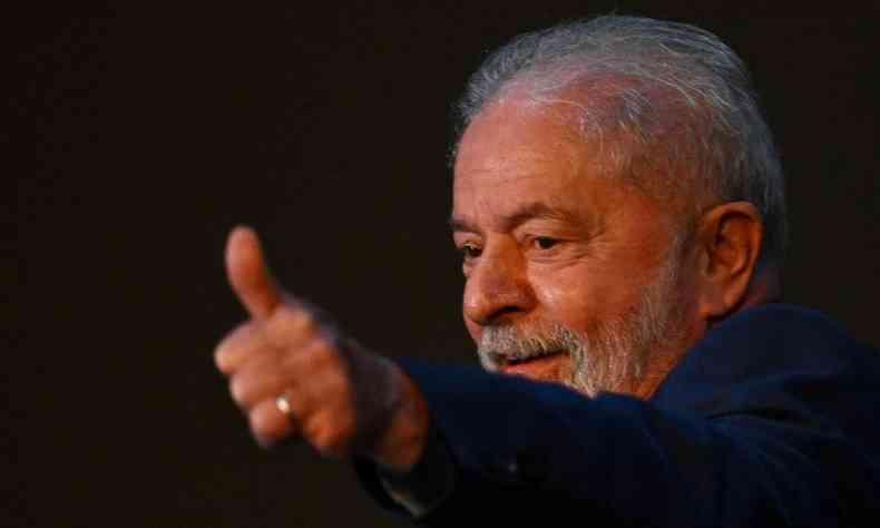 Lula fazendo 'joinha' com um mo. Lula  um homem branco de cabelos grisalhos