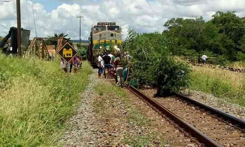 Moradores coloraram galhos e ficaram na linha frrea para impedir a passagem do trem(foto: Prefeitura de Baixo Guandu/Divulgao)
