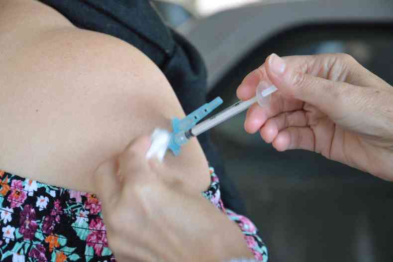 Campanha de imunizao chega a moradores que tem 48 anos e no tem doenas crnicas(foto: Prefeitura de Contagem/Divulgao)