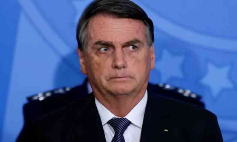Jair Messias Bolsonaro olha para o lado direito com expresso de dvida