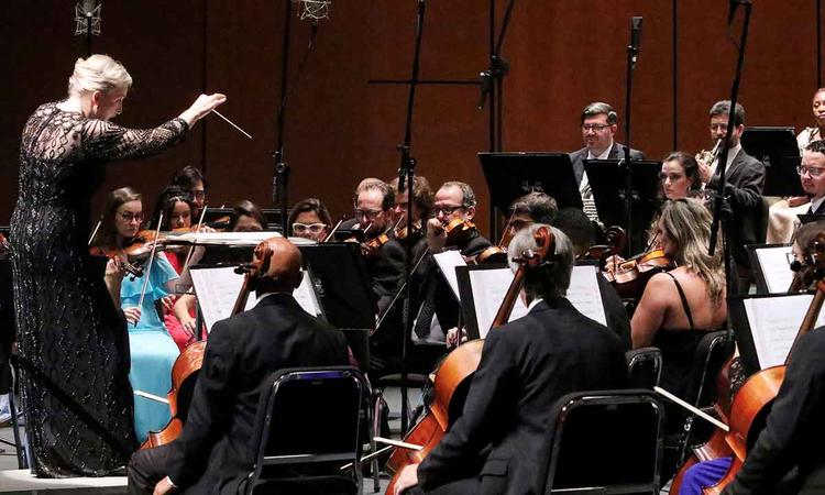 A Orquestra Sinfnica de Minas Gerais regida por Ligia Amadio
