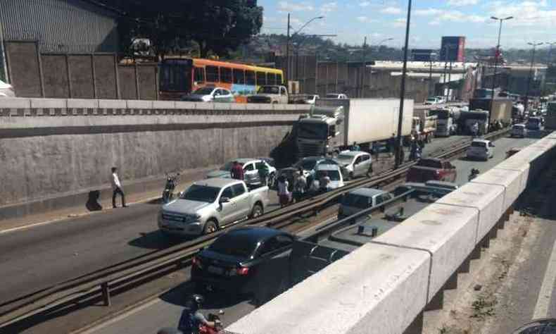 Carreta perdeu o freio e atingiu outros dez veculos que estavam na via(foto: Internet/ Reproduo/ Whatsapp )