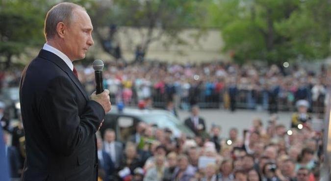 Putin fala com a população em visita à Crimeia, o que irritou o governo ucraniano(foto: ALEXEY DRUZHININ/AFP) Putin fala com a população em visita à Crimeia, o que irritou o governo ucraniano(foto: ALEXEY DRUZHININ/AFP)