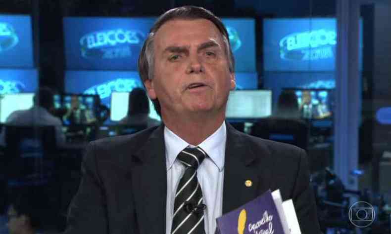 Bolsonaro (PSL) tentou expor livros didticos sobre educao sexual para responder pergunta sobre homofobia(foto: Reproduo da Internet/TV GLobo)