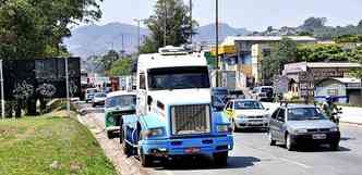 Carreta desce desgovernada o anel rodovirio, fecha vrios veculos e por pouco no provoca uma nova tragdia no trnsito de BH(foto: Juarez Rodrigues/EM/D.A Press)