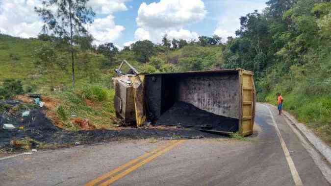 Caminho tombou e fechou totalmente a rodovia(foto: Corpo de Bombeiros / Divulgao)