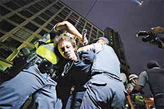 Policiais imobilizam manifestante durante protesto contra a Copa do Mundo: 262 ativistas detidos em So Paulo no ltimo dia 22 (foto: Nelson Almeida /AFP)