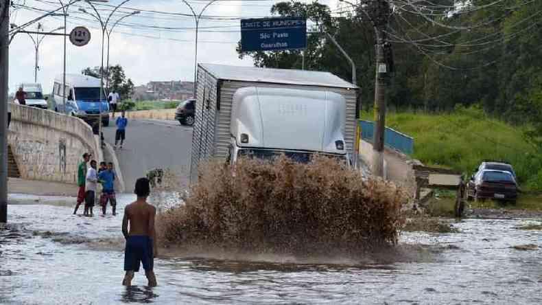 No Itaim, enchentes que duram vrios dias so frequentes durante o vero(foto: Felipe Souza/ BBC)