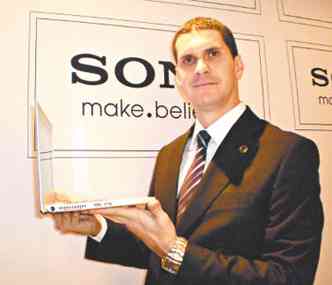 Willen Puccinelli, gerente de Marketing da Sony, mostra o SVT 11, primeiro ultrabook da empresa(foto: Silas Scalioni/EM/D.A Press )