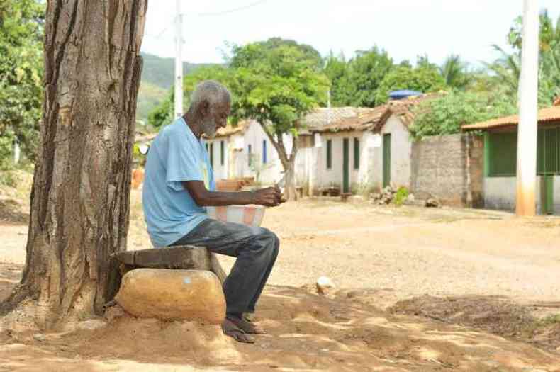 O lavrador Sebastião Augusto Lopes, de 82 anos, lembra de esperar a passagem dos tropeiros em Curimataí quando era criança(foto: Juarez Rodrigues/EM/D.A Press)