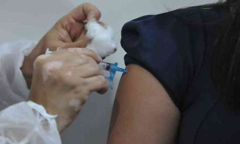 Mais de 4 milhes de brasileiros j foram vacinados contra a COVID-19, o que representa 1,91% da populao(foto: Alexandre Guzanshe/EM/D.A Press)