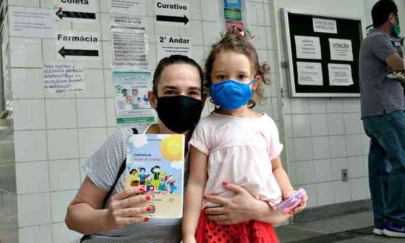 Renata Antunes, de 37 anos, mantm a caderneta de vacinao da filha, Helena, de 3, em dia(foto: Edsio Ferreira/em/d.a press )