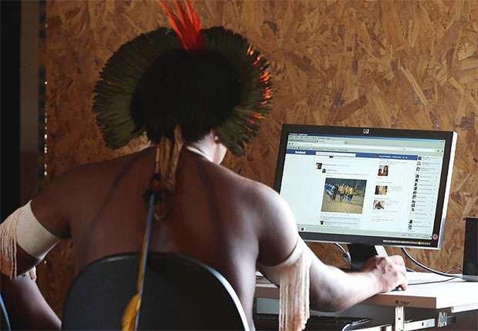 Índio usa o Facebook dentro de tenda durante a 7ª edição dos Jogos dos Povos Indígenas em Cuiabá, em novembro (foto: REUTERS/Paulo Whitaker) Índio usa o Facebook dentro de tenda durante a 7ª edição dos Jogos dos Povos Indígenas em Cuiabá, em novembro (foto: REUTERS/Paulo Whitaker)