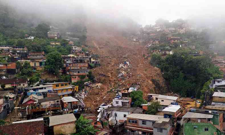 Chega a 104 o número de mortos na tragédia em Petrópolis - Nacional -  Estado de Minas
