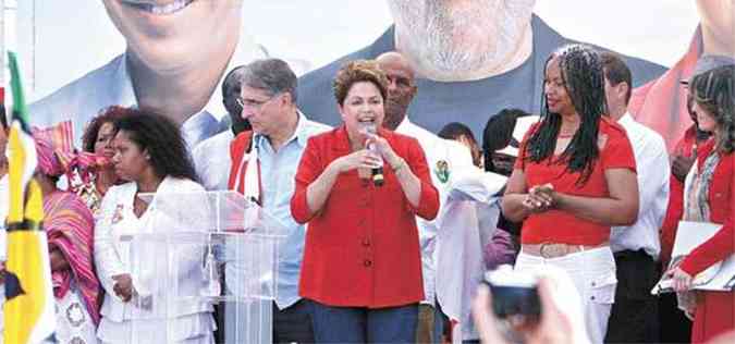 Acompanhada por Fernando Pimentel, Dilma Rousseff, candidata  reeleio, discursa durante evento de entidades de defesa da populao negra, em Nova Lima (foto: Edsio Ferreira/EM/D.A Press )