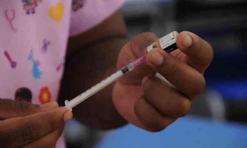 Na foto, enfermeira prepara a vacina Pfizer na seringa na Escola Municipal Presidente Joo Pessoa, na rua Congonhas, 639