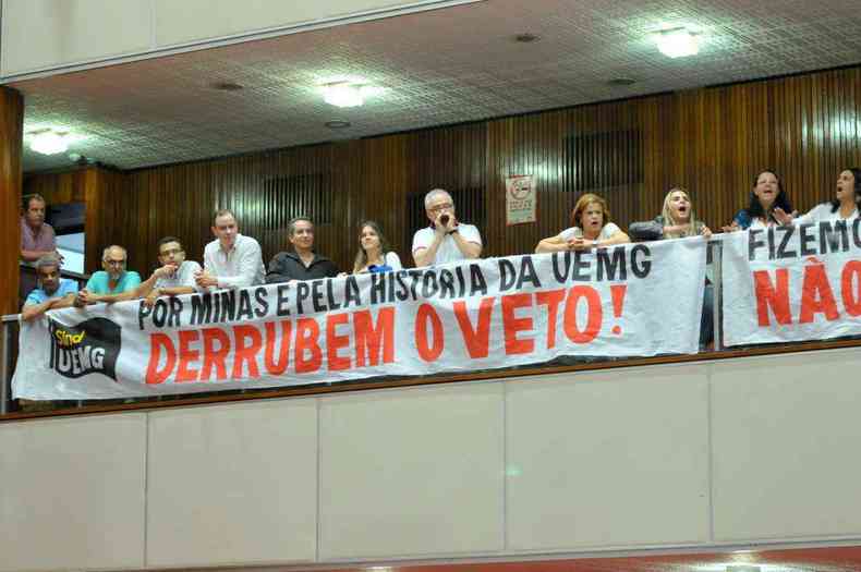 Professores da UEMG ocuparam as galerias da Assembleia para pedir a derrubada do veto(foto: Sarah Torres / Divulgao ALMG )