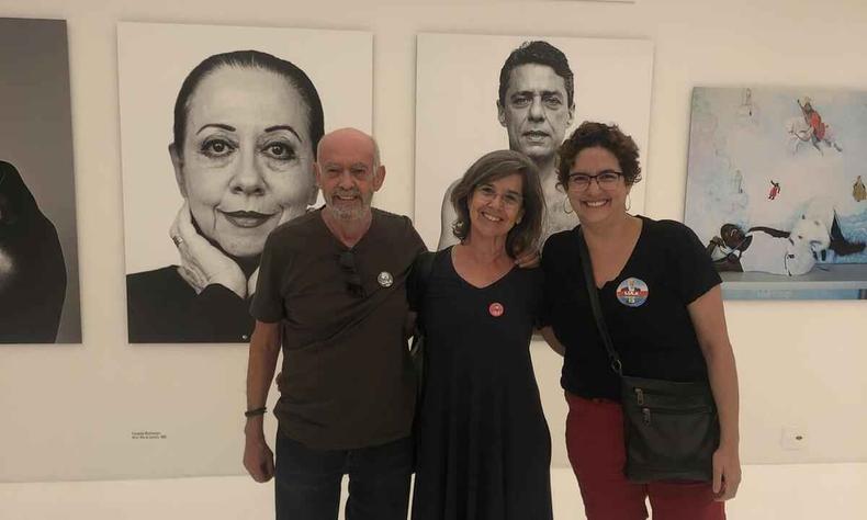 Sob o olhar de Fernanda Montenegro e Chico Buarque, o encontro de Helvécio Ratton e Simone Matos com Cristina Castro, na galeria do Minas Tênis(foto: Helvécio Carlos/EM/D.A Press) Helvécio Ratton e Simone Matos com Cristina Castro