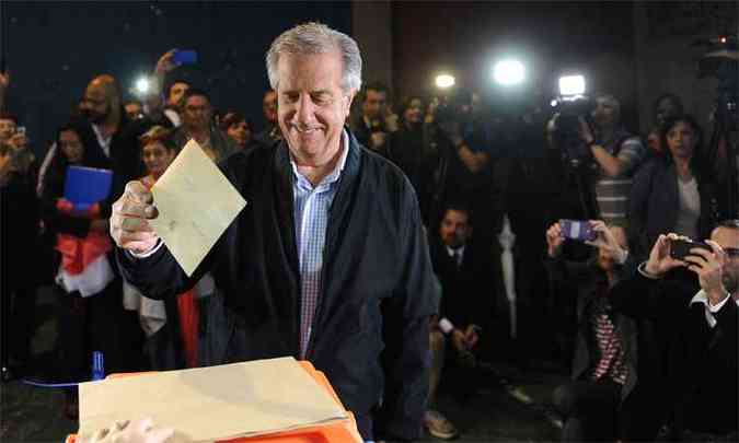  frente no primeiro turno, o candidato Tabar Vzquez votou na manh deste domingo, no bairro de La Teja, zona oeste de Montevidu(foto: AFP PHOTO/Miguel Rojo )