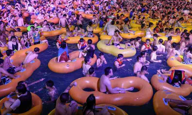 Wuhan, cidade que a COVID-19 surgiu no final de 2019, na China, faz festa para milhares de pessoas em parque aqutico(foto: AFP)