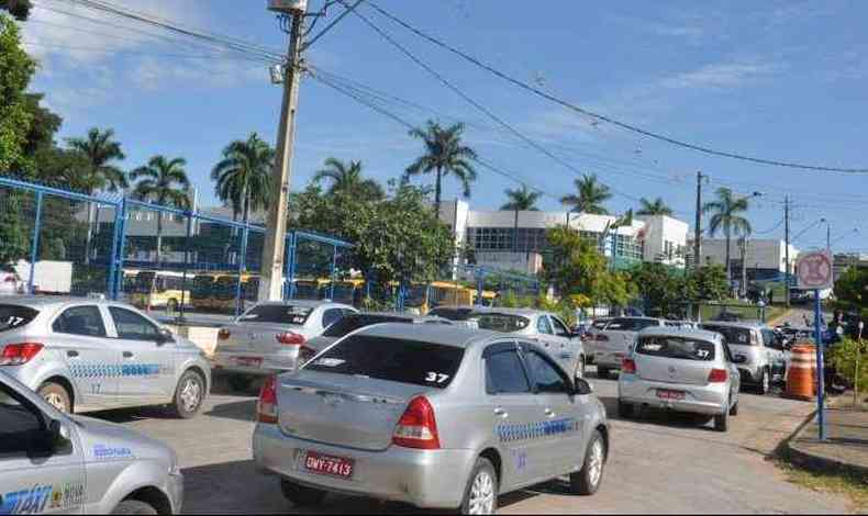 Taxistas protestaram porta da Prefeitura de Nova Serrana cobrando a reviso das normas de concesso (foto: Jornal O Popular)