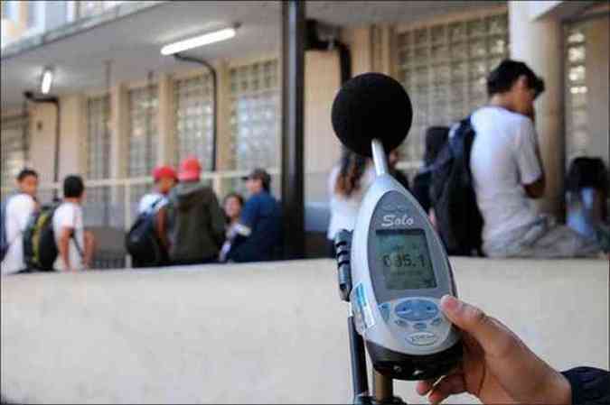 Medio no ptio da Escola Paulo Mendes Campos aponta mais de 85dB de barulho(foto: (Fotos: Jackson Romanelli/EM/D.A. Press))