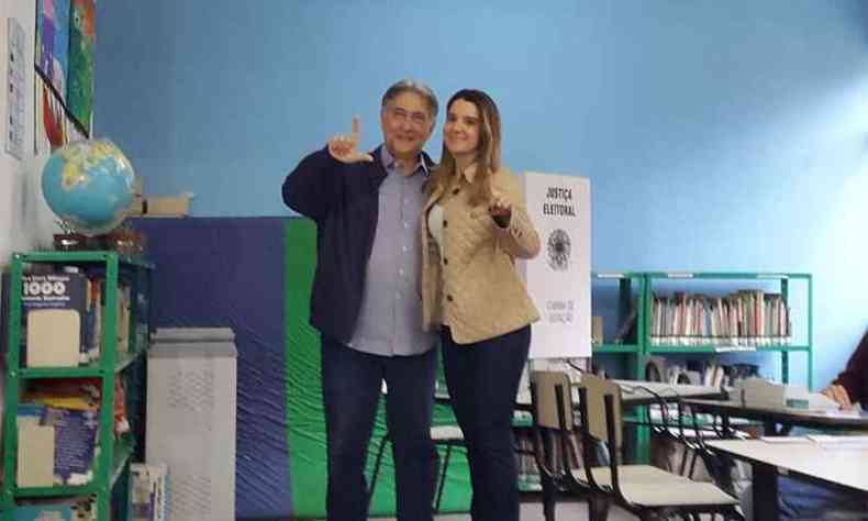 Candidato Fernando Pimentel acompanhado da esposa, Carolina(foto: Ramon Lisboa/EM/DA Press)