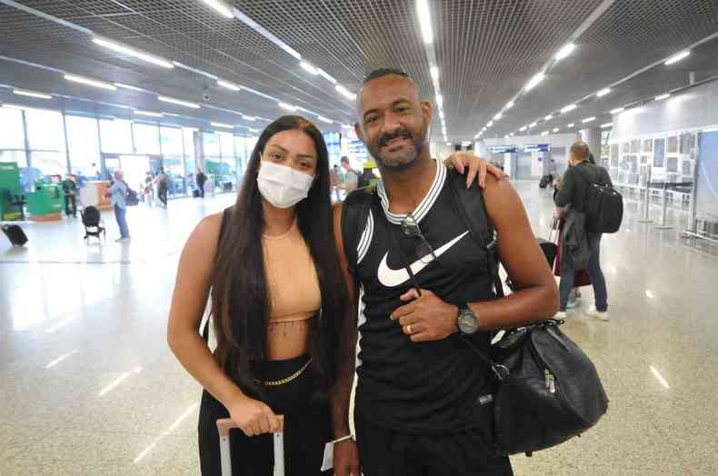 Um homem e uma mulher no aeroporto