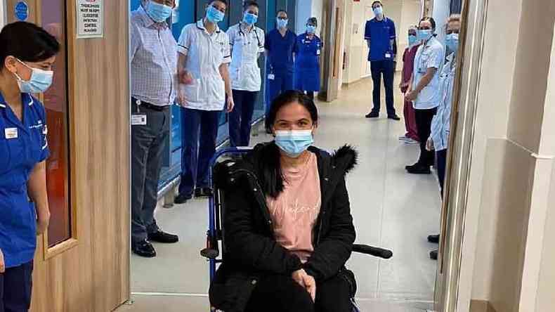 A enfermeira Eva Gicain recebeu uma salva de palmas da equipe do hospital depois de passar as primeiras semanas de vida de seu beb em um hospital a 80 quilmetros de distncia(foto: Royal Papworth Hospital)