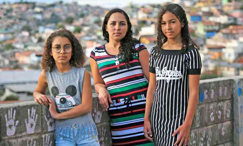 Lucimara Duarte com as filhas Tain e Tas: 