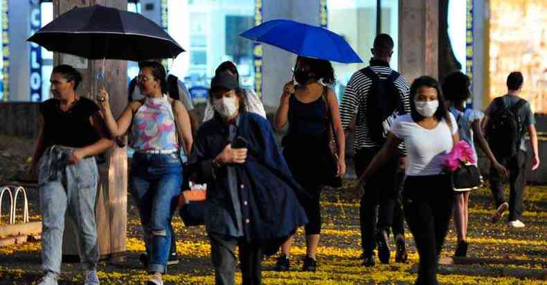 Mais tarde, pedestres se protegem das precipitaes, que duraram 15 minutos (foto: Tlio Santos/EM/D.A Press)