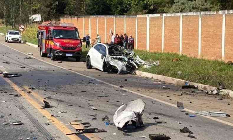 Fiat Brava teria passado para a contramo e batido de frente com um caminho(foto: CBMMG/Divulgao)