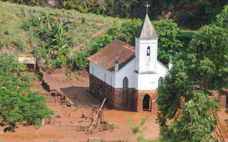 Peas foram encontradas em igrejas atingidas pela lama que desceu das barragens(foto: Paulo Filgueiras/EM/D.A Press)